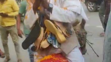 Bihar News: Candidate came to file nomination wearing a garland of shoes and slippers sitting on a donkey, during this the candidate fell from the donkey