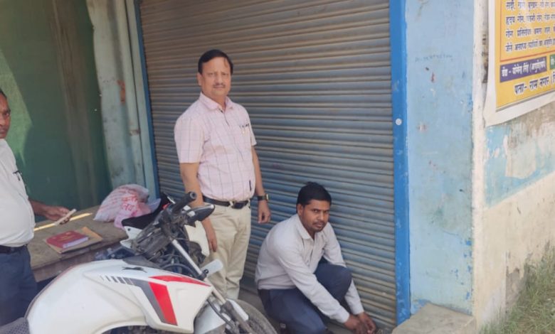 Prayagraj News: Due to doctor's negligence and wrong treatment, Lakshmi Hospital sealed by Ramnagar administration.