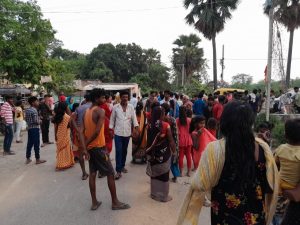 Bihar News- There was a massive collision between a motorcycle and a tempo filled with country liquor at the intersection of Baranti village on NH 322.