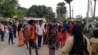 Bihar News- There was a massive collision between a motorcycle and a tempo filled with country liquor at the intersection of Baranti village on NH 322.
