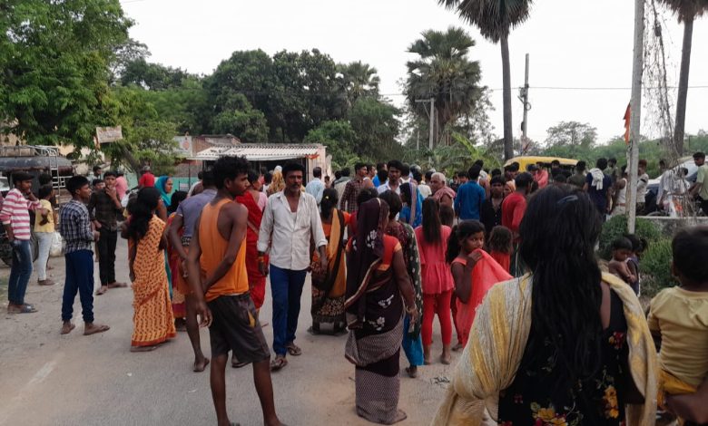 Bihar News- There was a massive collision between a motorcycle and a tempo filled with country liquor at the intersection of Baranti village on NH 322.