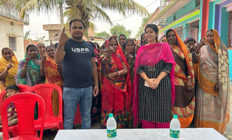 Bihar News-Rajapakar - Block Supply Officer Kumari Niharika motivated the ration card holders to vote 100% on Friday.