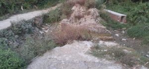 Bihar News-There is huge anger among the people due to bridge not being built at Yogi Sthan Chowk even after a year.
