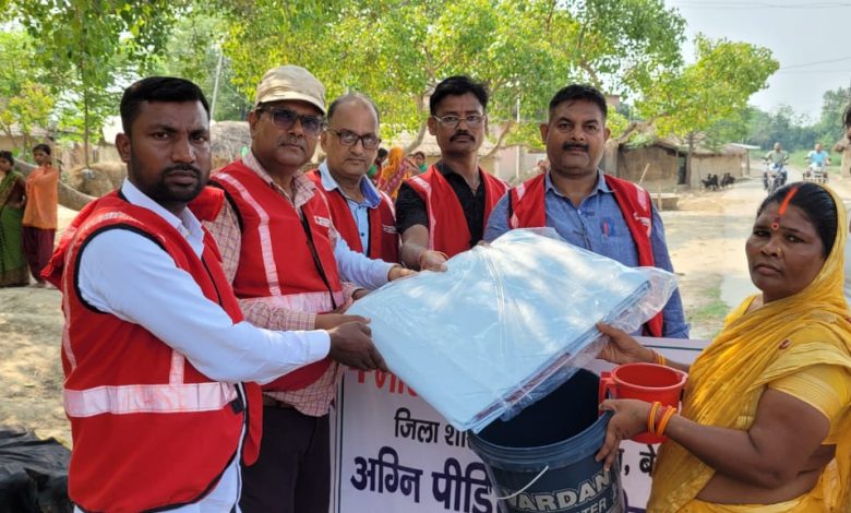 Bihar news Red Cross Society distributed relief material among seven fire affected families in Gudgudi Panchayat - Chief