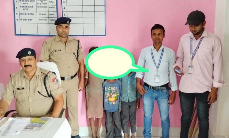 Bihar news RPF recovered four children roaming from Bagaha railway station, one child was handed over to parents.
