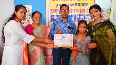 Agra News: Participants were honored by giving certificates for participating in the summer camp.