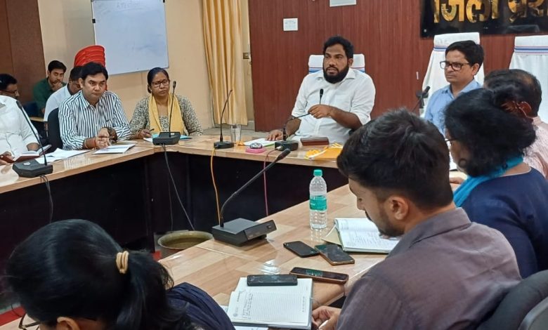 Bihar News- Install 100% solar street lights in the village within a month: DM District level coordination committee meeting concluded
