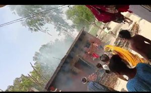 Pratapgarh News: Suddenly a fire broke out in the house along with the roof, all the household goods burnt to ashes. People were left without food.