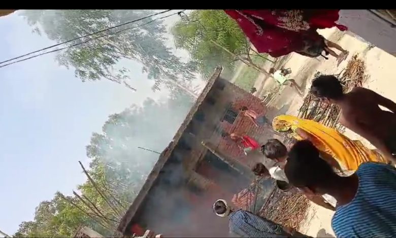 Pratapgarh News: Suddenly a fire broke out in the house along with the roof, all the household goods burnt to ashes. People were left without food.