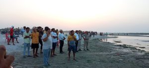 Ambedkar Nagar News: While bathing in Saryu river, a young man and two girls drowned in the river. There was an uproar among the family members.