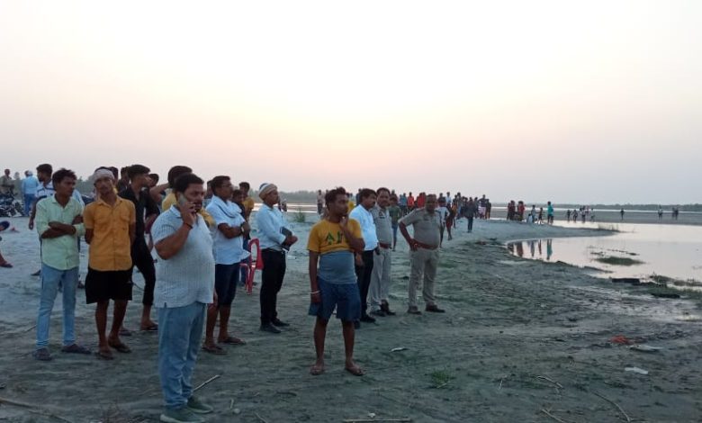 Ambedkar Nagar News: While bathing in Saryu river, a young man and two girls drowned in the river. There was an uproar among the family members.