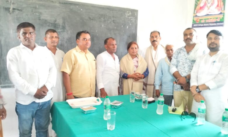 Bihar News-The college family gave a grand welcome to the MLA by giving her a bouquet.