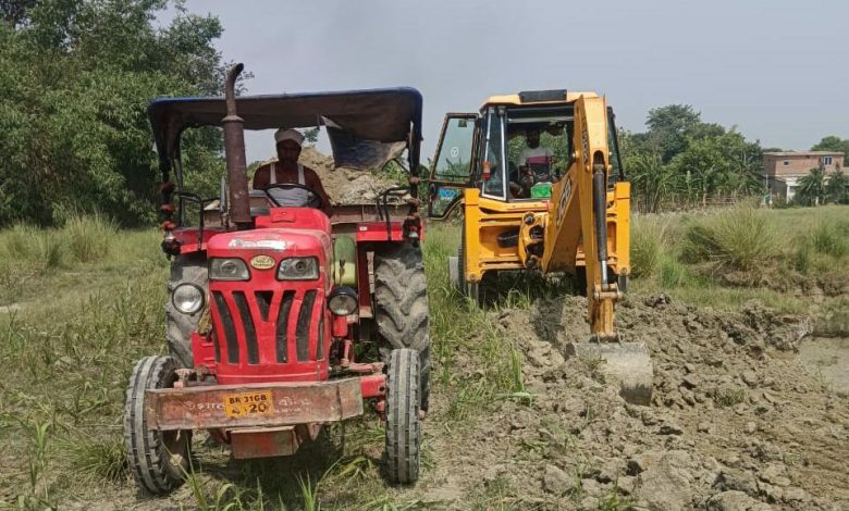 Bihar News- Application given to mining department for illegal deep digging in fields with JCB machine.