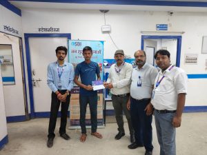 Bihar News- SBI gave a check of Rs 2 lakh to the dependent of the beneficiary under the security insurance scheme.