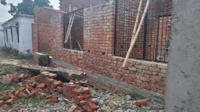 Ambedkar Nagar News Linter of Panchayat building under construction collapsed, workers narrowly escaped, questions being raised on quality.