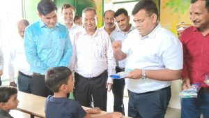 Pratapgarh News: District Magistrate distributed geometry boxes and chocolates to the students in Primary School Rajgarh