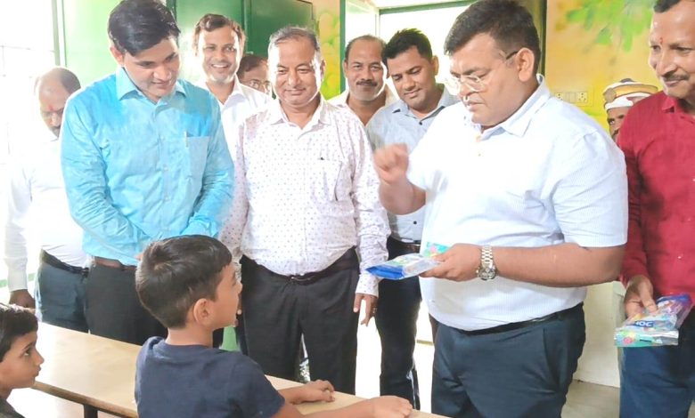 Pratapgarh News: District Magistrate distributed geometry boxes and chocolates to the students in Primary School Rajgarh