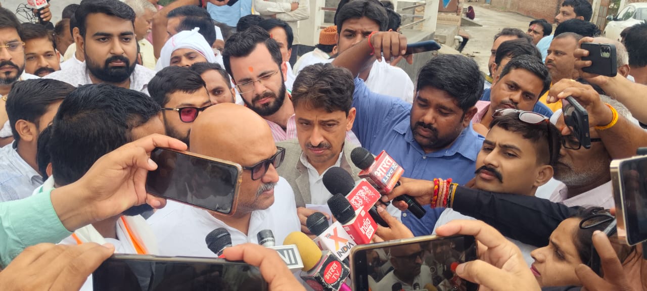 Agra News: Two brothers committed suicide in village Rupdhun due to police harassment  