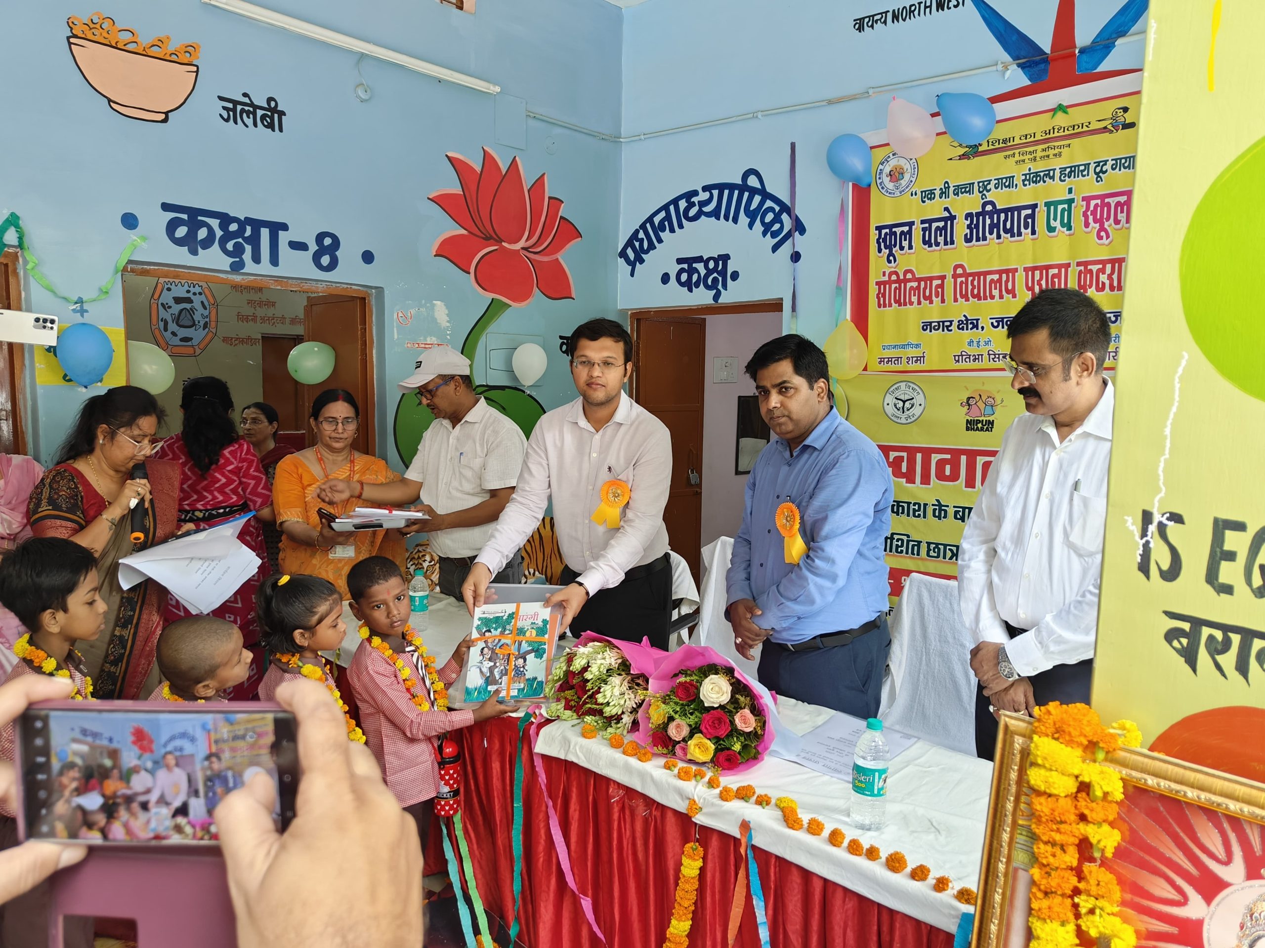 Prayagraj News : ग्रीष्मावकाश के बाद विद्यालय पुनः खुलने पर नव प्रवेशित छात्र-छात्राओं का स्वागत रोली टीका लगाकर किया गया