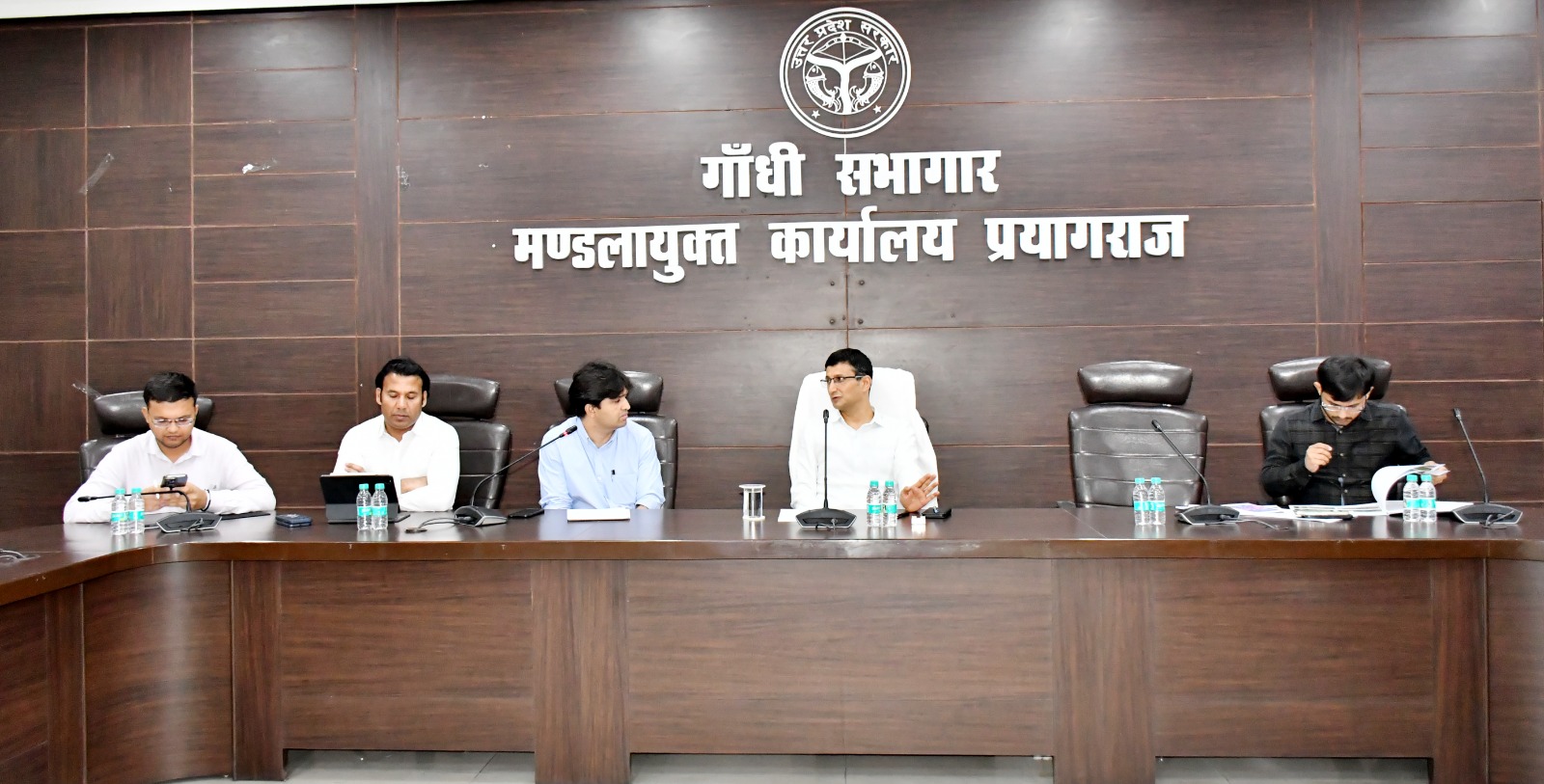 Prayagraj news: A meeting was held under the chairmanship of Divisional Commissioner and Fair Officer and all concerned officials regarding the beautification of Prayagraj district with a view to make Mahakumbh 2025 divine and grand.