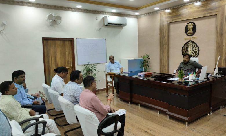 Bihar News- District Mr. Yashpal Meena held a meeting in the Collectorate to streamline and streamline the lifting and distribution of FCI food grains