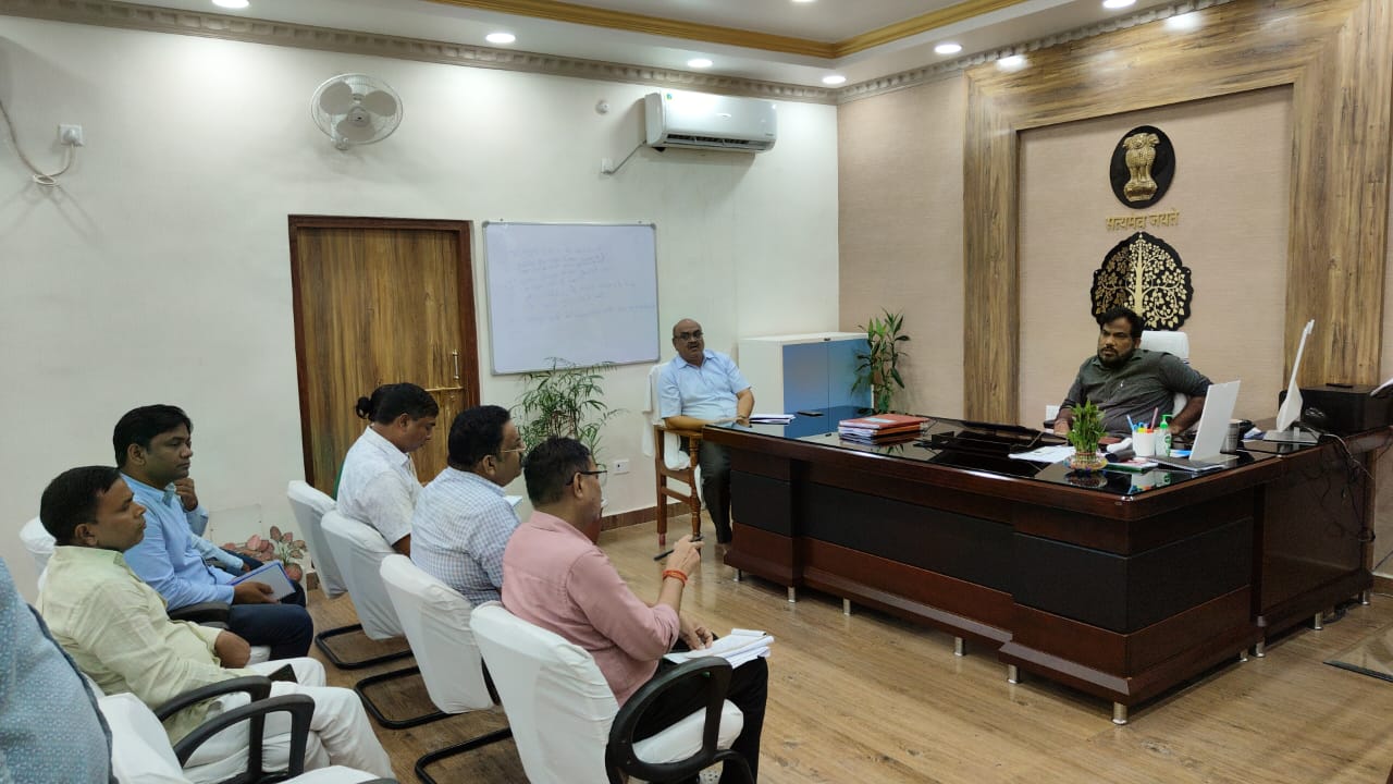 Bihar News- District Mr. Yashpal Meena held a meeting in the Collectorate to streamline and streamline the lifting and distribution of FCI food grains