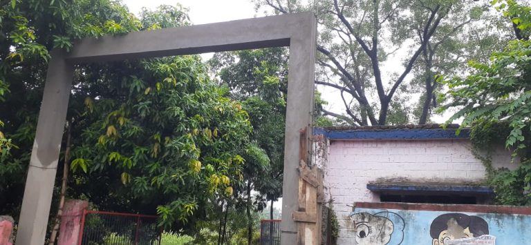 Bihar News-An application was given to the DM regarding the irregularities in the construction of the gate at the main entrance of High School Pokharera