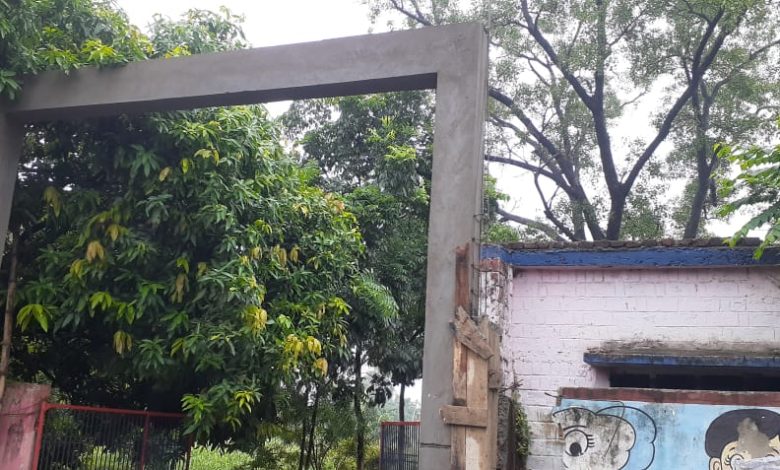 Bihar News-An application was given to the DM regarding the irregularities in the construction of the gate at the main entrance of High School Pokharera