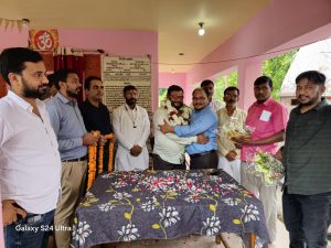 Ambedkar Nagar News: Employees of the Electricity Department bid farewell to Sub-Divisional Officer Sunil Kumar Dwivedi by presenting him with a garland and gifts.