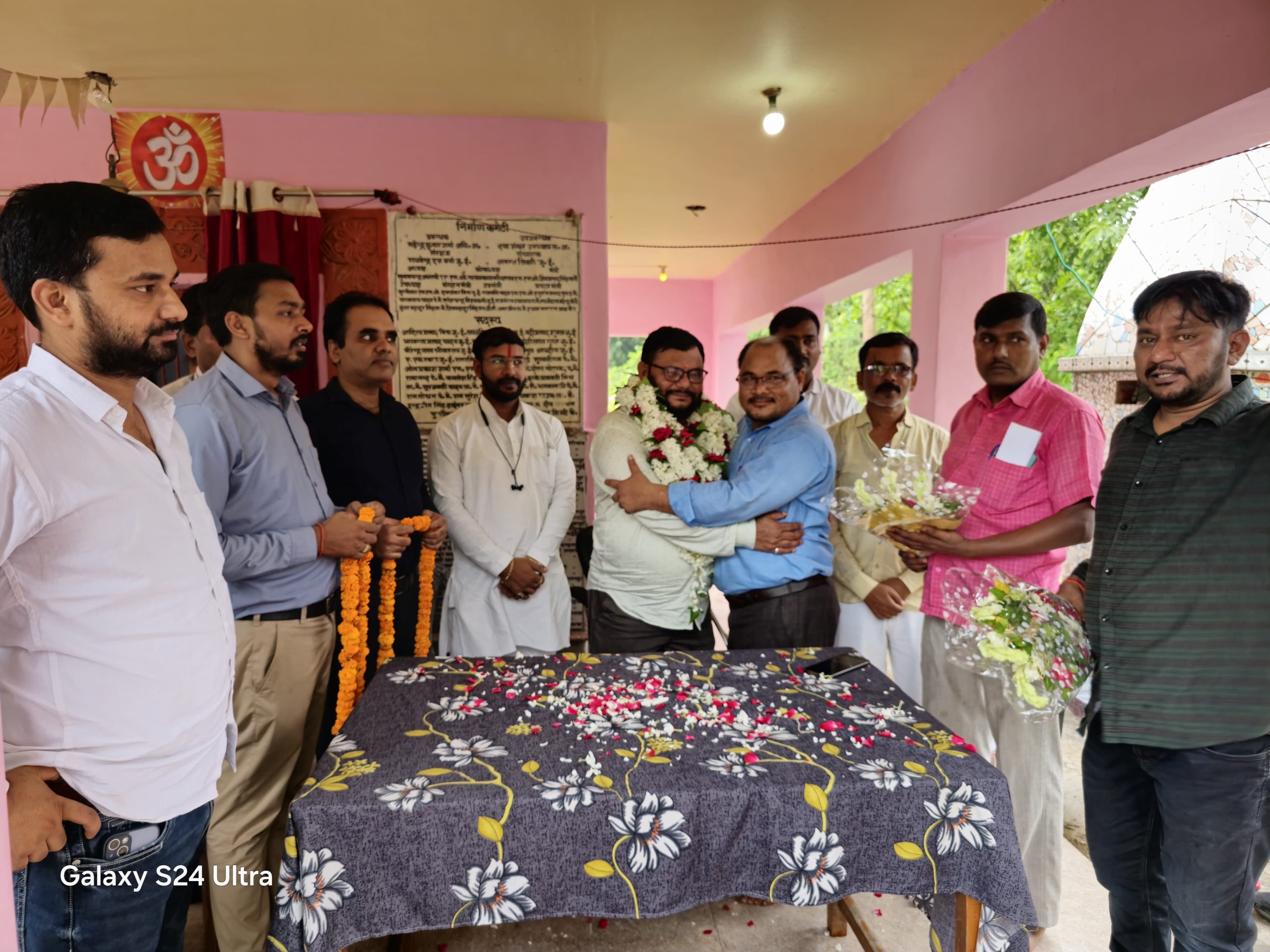 Ambedkar Nagar News: Employees of the Electricity Department bid farewell to Sub-Divisional Officer Sunil Kumar Dwivedi by presenting him with a garland and gifts.