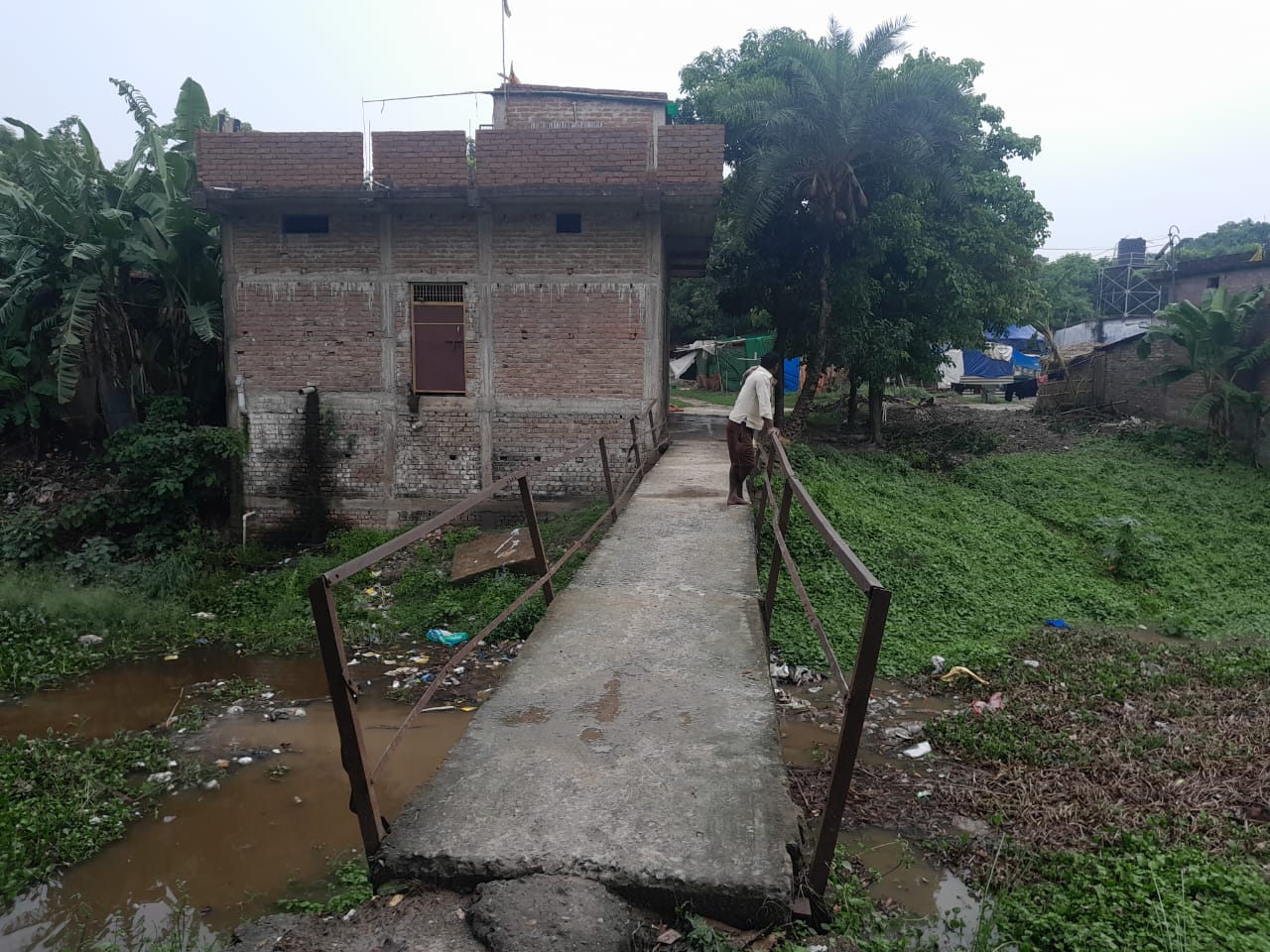 Bihar News-हाजीपुर प्रखंड अंतर्गत अंधरबाड़ा अजमतपुर गांव के नाहर मे मनरेगा का कार्य योजना फर्जी तरीके से कराया जा रहा है