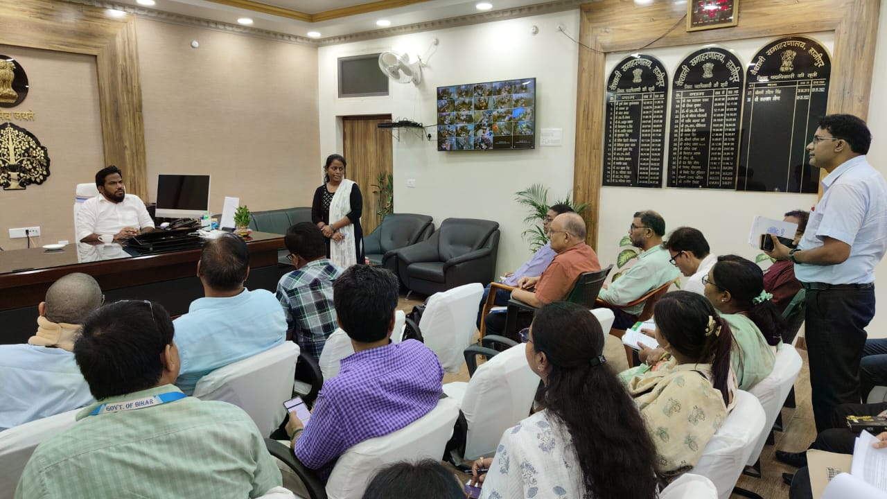 Bihar News- Achieve 100% target under Sampoornata Abhiyan: DM