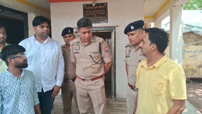 Ambedkar Nagar News: Anarchists broke the idol of the temple, devotees got angry, police started investigation  