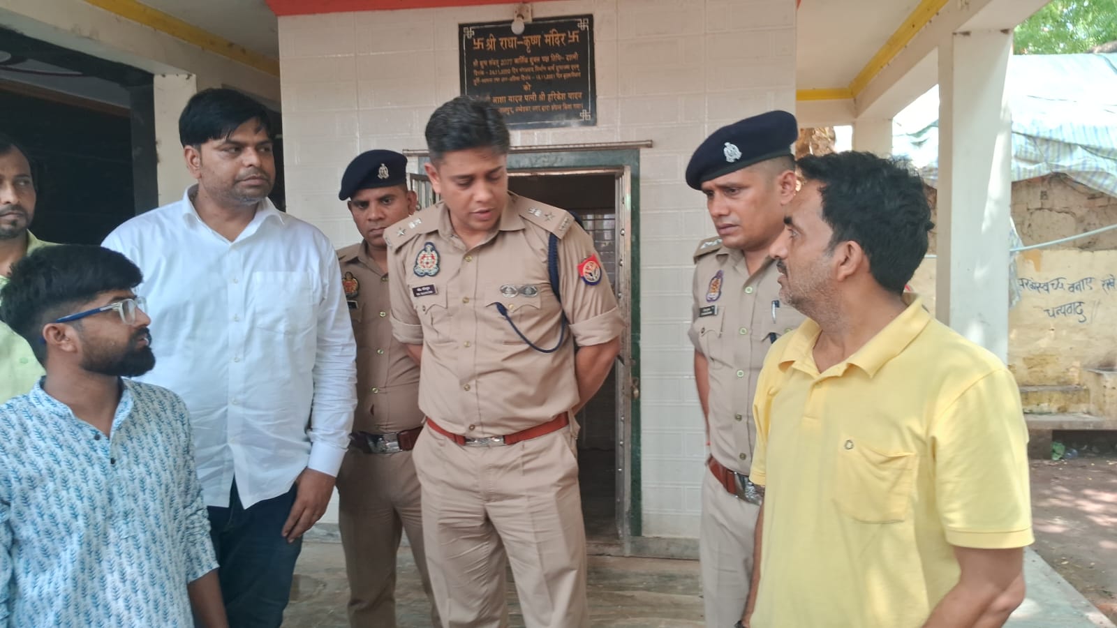 Ambedkar Nagar News: Anarchists broke the idol of the temple, devotees got angry, police started investigation  