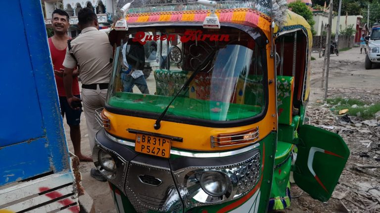 Bihar News-Baranti police station arrested a tempo full of liquor on Hajipur Jandaha main road NH 322.