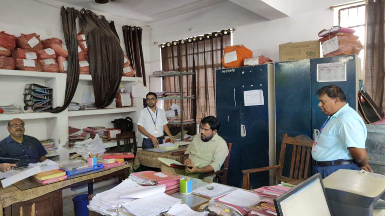 Bihar News-District Officer did a surprise inspection of the sub-divisional office