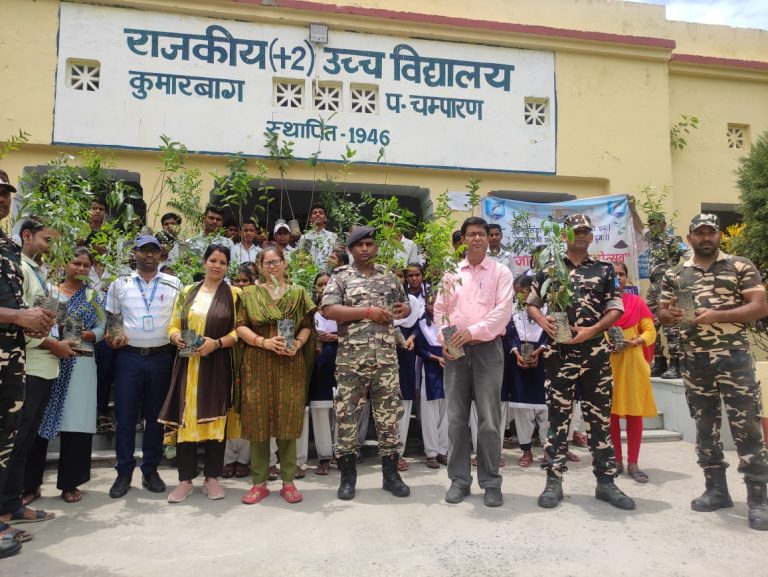 Bihar news Plant trees by planting trees in high school Kumarbagh- Message given to save trees, make this world beautiful