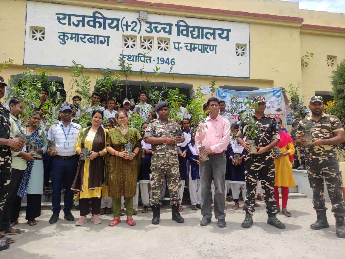 Bihar news Plant trees by planting trees in high school Kumarbagh- Message given to save trees, make this world beautiful
