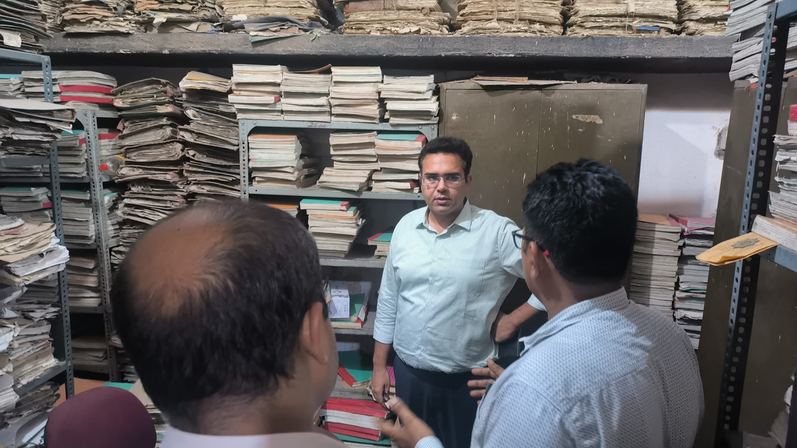 Prayagraj News: District Magistrate did a surprise inspection of Sub Registrar Office I, gave necessary instructions
