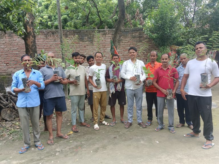 Bihar News- राघोपुर विधानसभा क्षेत्र अंतर्गत विदुपुर प्रखण्ड में भाजपा बिहार प्रदेश मीडिया प्रभारी किसान मोर्चा हरेश कुमार सिंह द्वारा एक पेड़ मां के नाम अभियान चलाया