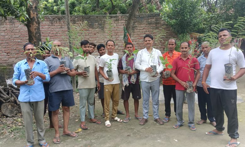 Bihar News- राघोपुर विधानसभा क्षेत्र अंतर्गत विदुपुर प्रखण्ड में भाजपा बिहार प्रदेश मीडिया प्रभारी किसान मोर्चा हरेश कुमार सिंह द्वारा एक पेड़ मां के नाम अभियान चलाया