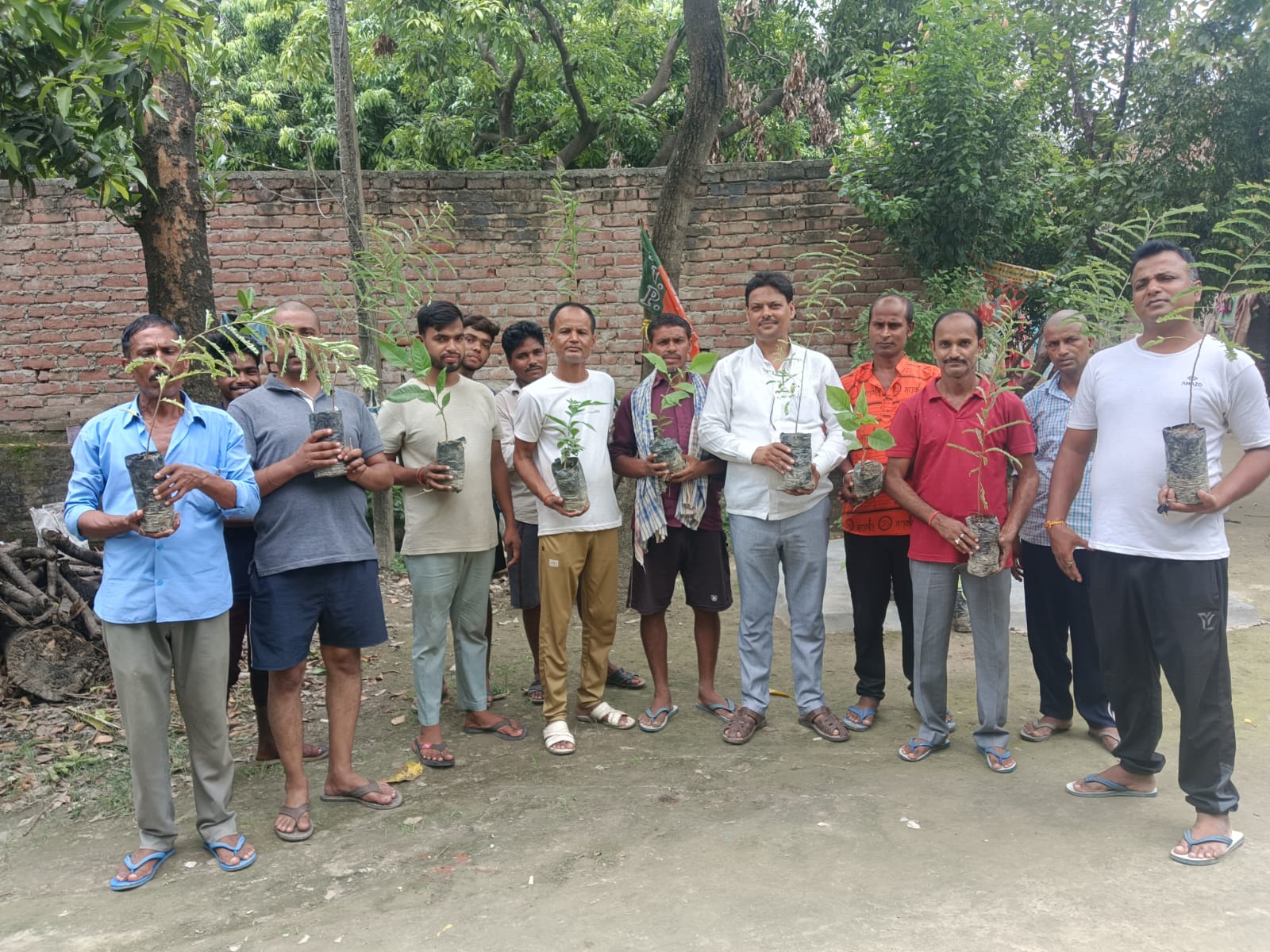 Bihar News- राघोपुर विधानसभा क्षेत्र अंतर्गत विदुपुर प्रखण्ड में भाजपा बिहार प्रदेश मीडिया प्रभारी किसान मोर्चा हरेश कुमार सिंह द्वारा एक पेड़ मां के नाम अभियान चलाया