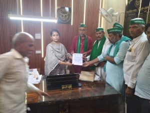 Agra News: पुलिया निर्माण की मांग को लेकर भाकियू ने एसडीएम को दिया ज्ञापन
