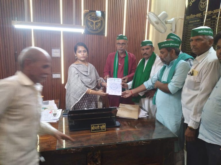 Agra News: पुलिया निर्माण की मांग को लेकर भाकियू ने एसडीएम को दिया ज्ञापन