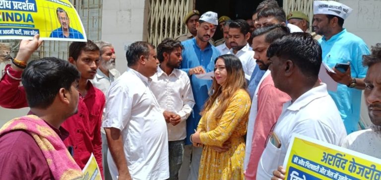 Agra News: Under the leadership of Aam Aadmi Party District President Pandit Siddharth Chaturvedi, a memorandum was given to Additional City Magistrate Abhay Singh regarding the mistreatment of Arvind Kejriwal in jail.