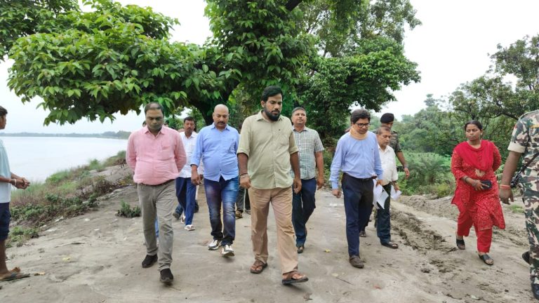 Bihar News-District Magistrate inspected Lalganj Basant Jehanabad Dam