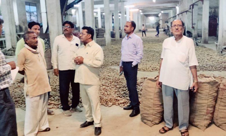 Prayagraj News: Surprise inspection of many cold storages of Prayagraj by Director Horticulture and Food Edition Dr. B.B. Dwivedi.