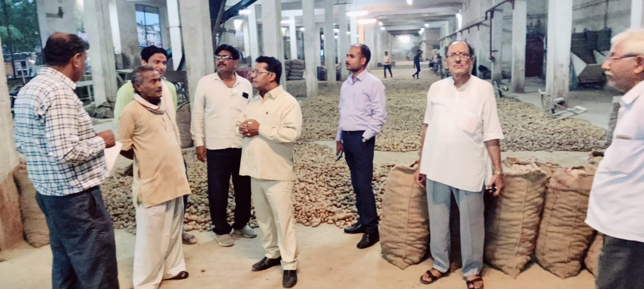 Prayagraj News: Surprise inspection of many cold storages of Prayagraj by Director Horticulture and Food Edition Dr. B.B. Dwivedi.