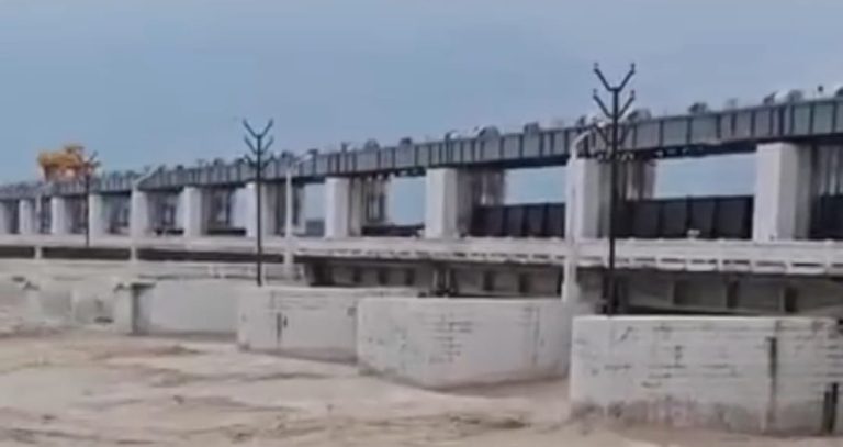 Bihar news Now heavy rains start scaring in West Champaran, water level of rivers increases, migration starts