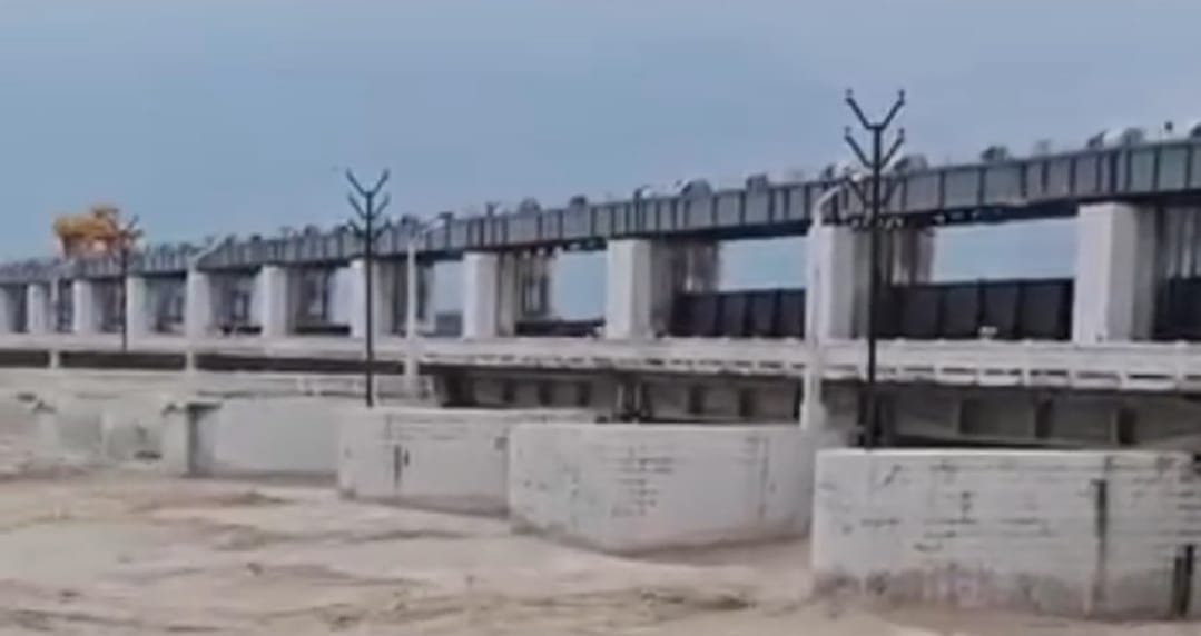 Bihar news Now heavy rains start scaring in West Champaran, water level of rivers increases, migration starts